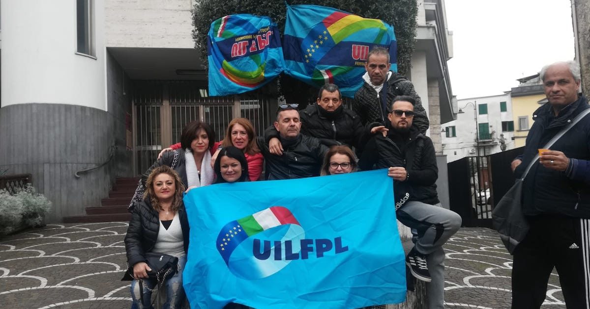 Lavoratori senza stipendio da agosto protestano al Comune di Casoria