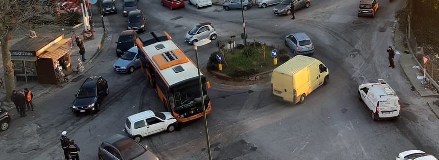 Casoria: Grave incidente, un’auto investe una donna e si schianta contro un pullman di linea