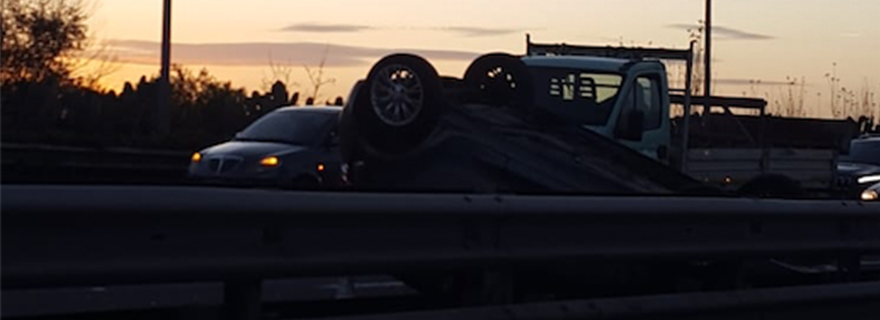 Incidente sull’Asse Mediano nei pressi dell’Ipercoop, auto ribaltata