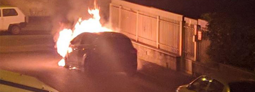 Casoria: paura in strada, auto a fuoco