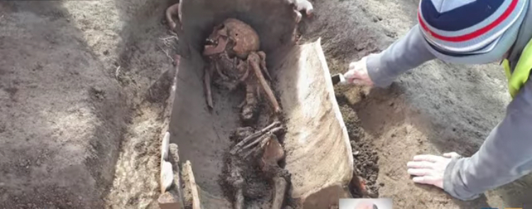 VIDEO –  Sul cantiere del ritrovamento dei corpi nel cantiere della stazione Polizia e Carabinieri