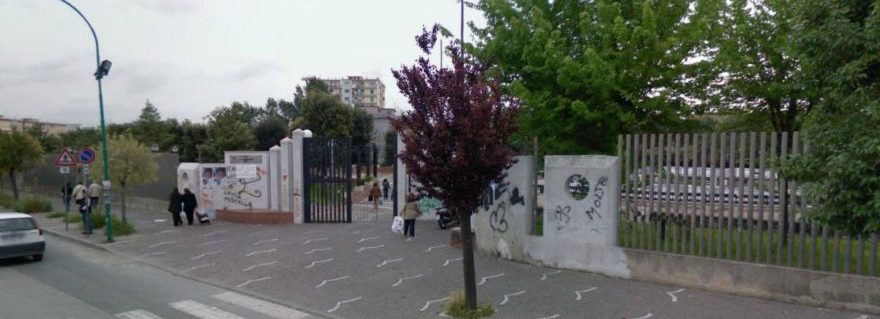 Arzano, continuano gli atti vandalici: un papà aggiusta un’altalena in villa