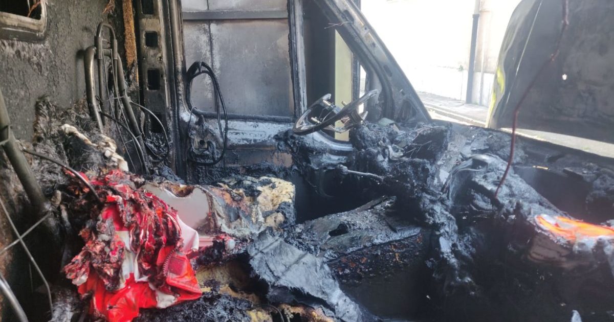 Frattamaggiore: Le fiamme distruggono un’ambulanza in una scuola