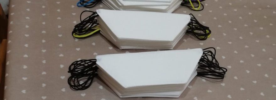 Una signora di Sant’Antimo realizza e dona mascherine a chi ne ha bisogno