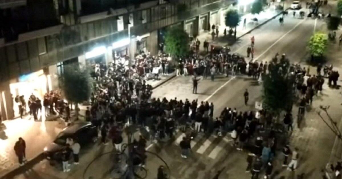 Avellino: Il Sindaco in strada ad intonare cori contro Salerno (video)