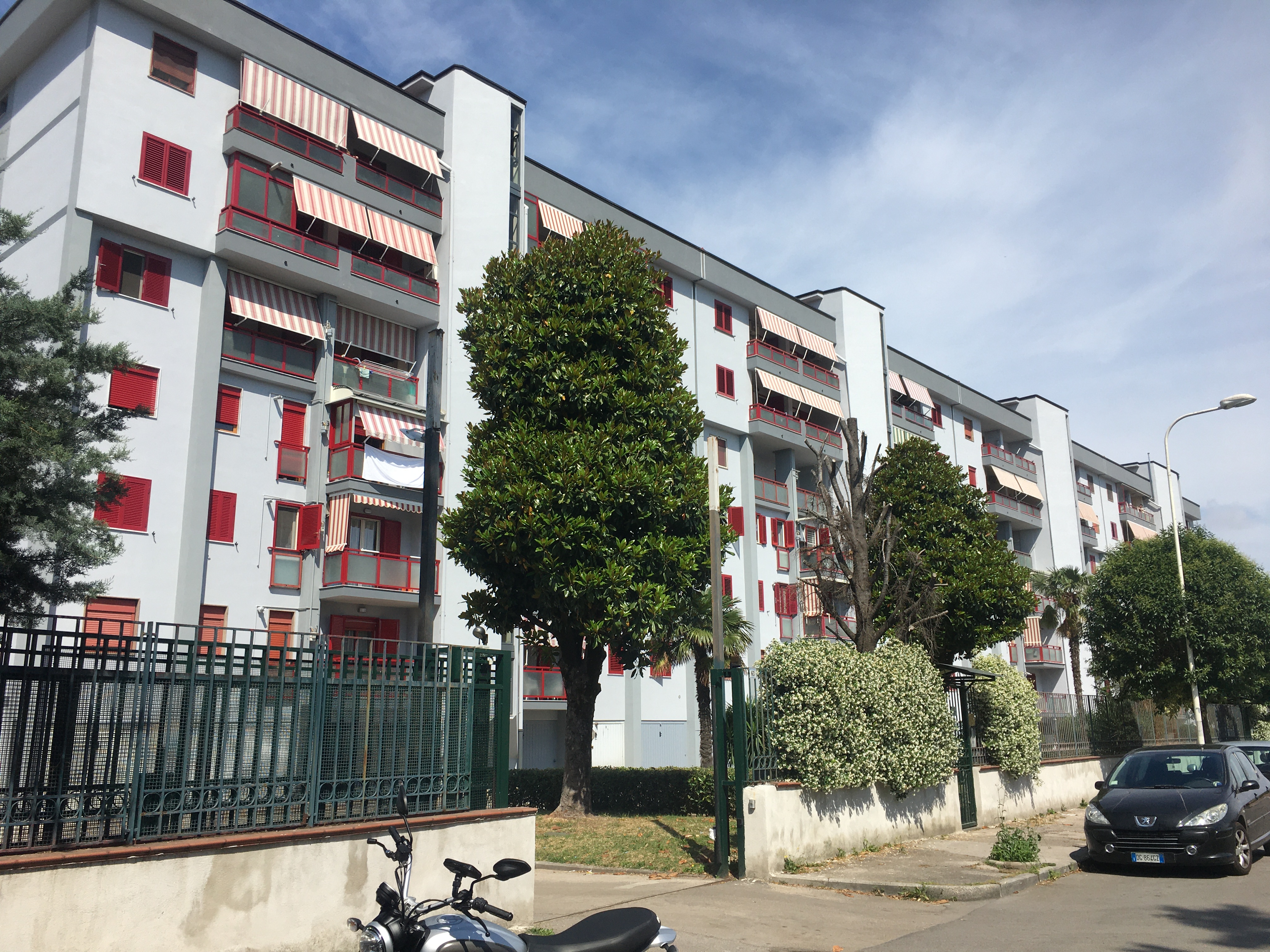 Frattamaggiore. Città in lutto per la morte di una 60enne: sopraffatta dalla depressione si lancia dal quinto piano