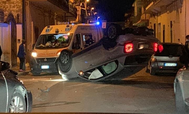 Afragola: Incidente e auto capovolta