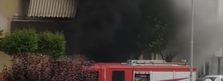 Giugliano: Incendio in via Palmiro Togliatti. In fiamme un negozio di tendaggi