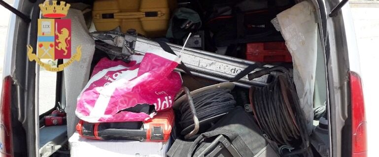 Casoria: Scopre la sua merce rubata al mercato, interviene la Polizia