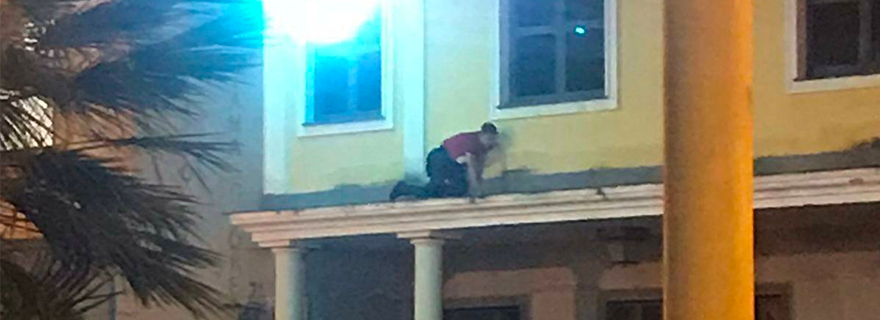 Frattamaggiore: Movida fuori controllo, ragazzino si arrampica sul Municipio