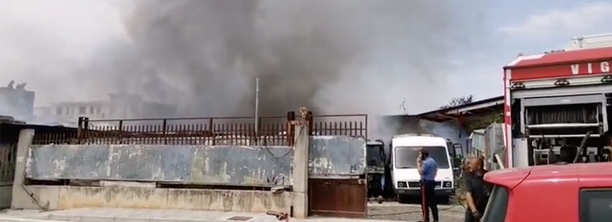 Afragola: Incendio distrugge deposito di mezzi pesanti