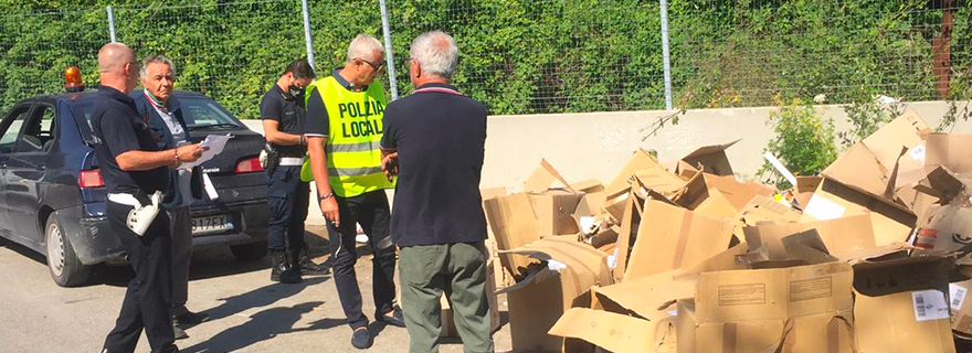 Casoria: Scoperto a scaricare rifiuti, multato e denunciato