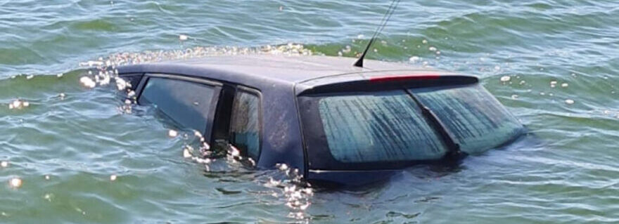 Lago Patria: Perde il controllo dell’Auto, finisce in acqua, l’abbandona e torna a casa