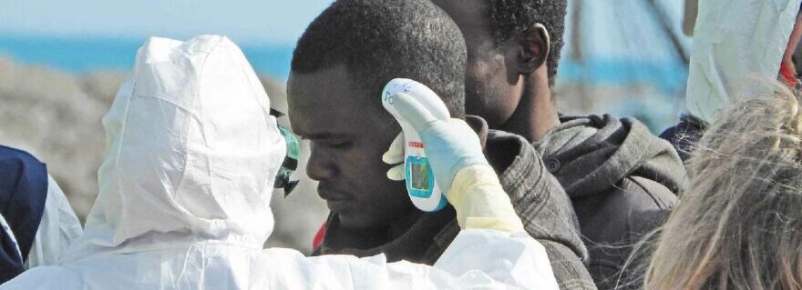 Giugliano: Otto migranti arrivano nei pressi del Lago Patria