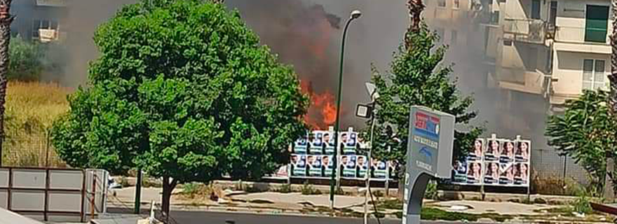 Afragola: Incendio tra le case in pieno centro