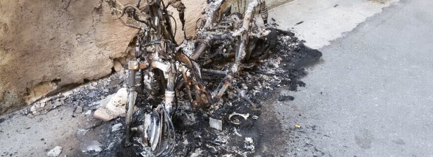 Casalnuovo: Moto in fiamme su Corso Umberto