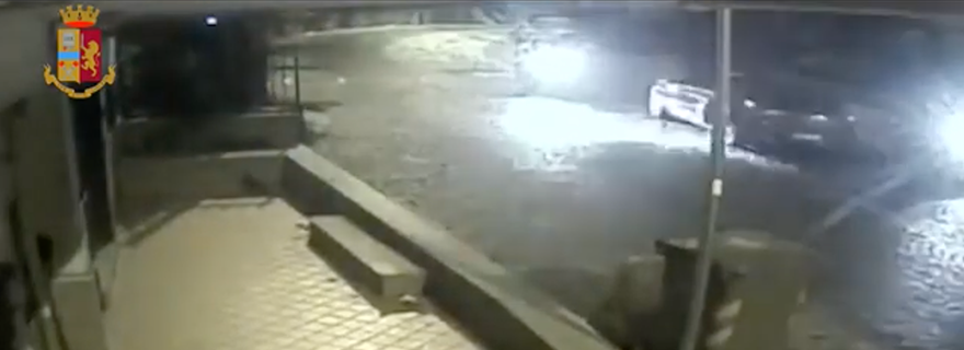 Poliziotti speronati da un’auto a poche centinai di metri dove fu ucciso l’Agente Apicella