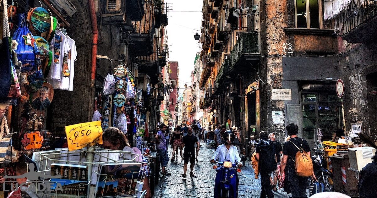 Lite tra pizzaioli a via Tribunali, volano coltellate e colpi di pala