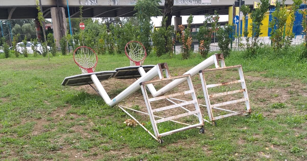 Casoria: Canestri “abbandonati” al Parco Michelangelo, in pericolo la sicurezza dei bambini