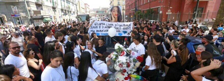 Dolore e lacrime ai funerali di Maya, la 15enne investita a Piazza Carlo III