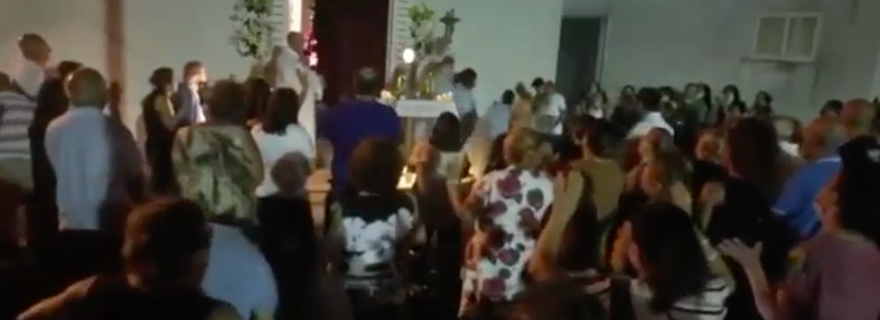 Bufera a Parete, il Parroco: “Toglietevi le mascherine, non ce n’è più bisogno”