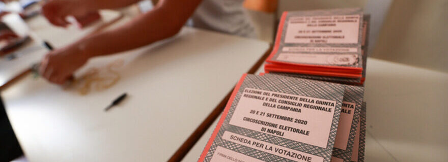 Acerra: fotografano schede in cabina, denunciati