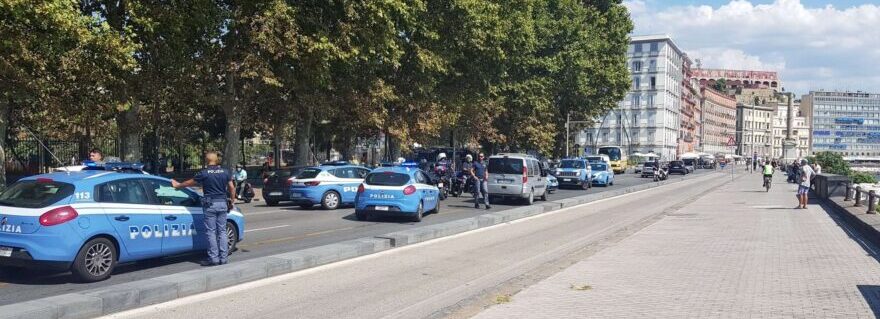 Si tuffa nel mare di via Caracciolo per fuggire da due aggressori