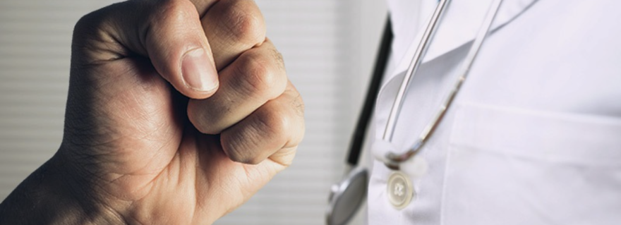 Vergogna a Napoli: Operatore sanitario preso a pugni in faccia dal papà di un paziente