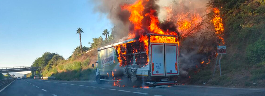 Varcaturo: Tir in fiamme sulla Domiziana