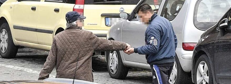 Napoli: Parcheggiatori abusivi davanti ospedali e cimiteri, blitz Carabinieri