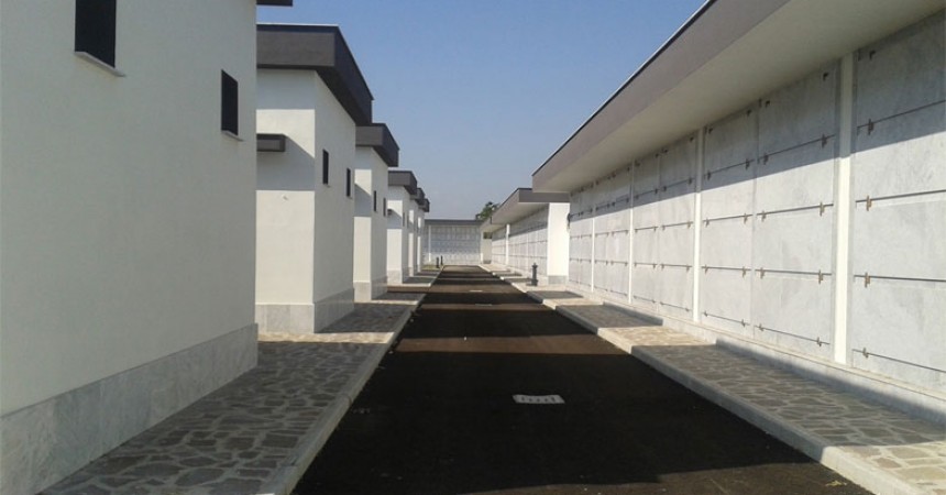 Succivo, inciampa e cade nel cimitero, chiede il risarcimento danni