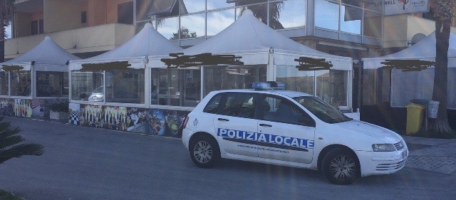 Portico di Caserta: sequestrati 3 gazebi abusivi fuori ad un bar