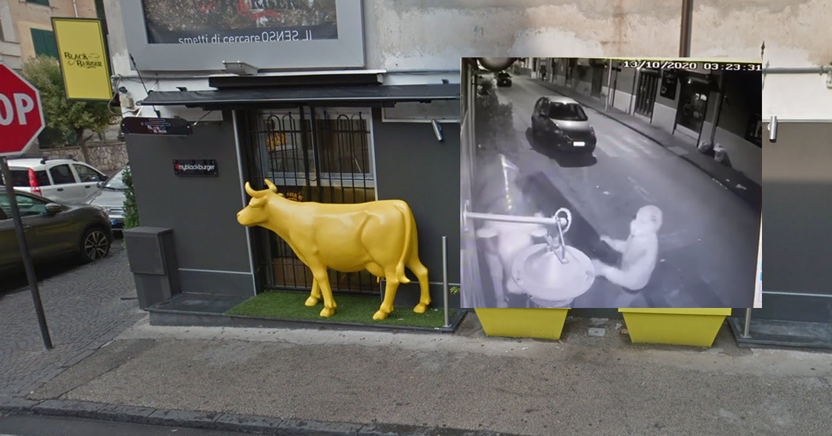 Frattamaggiore: Vandalizzata la mucca di un noto pub