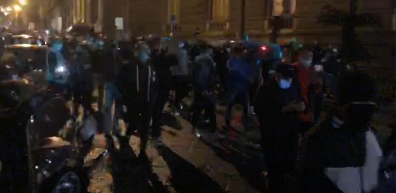 No al coprifuoco: In migliaia in strada a Napoli