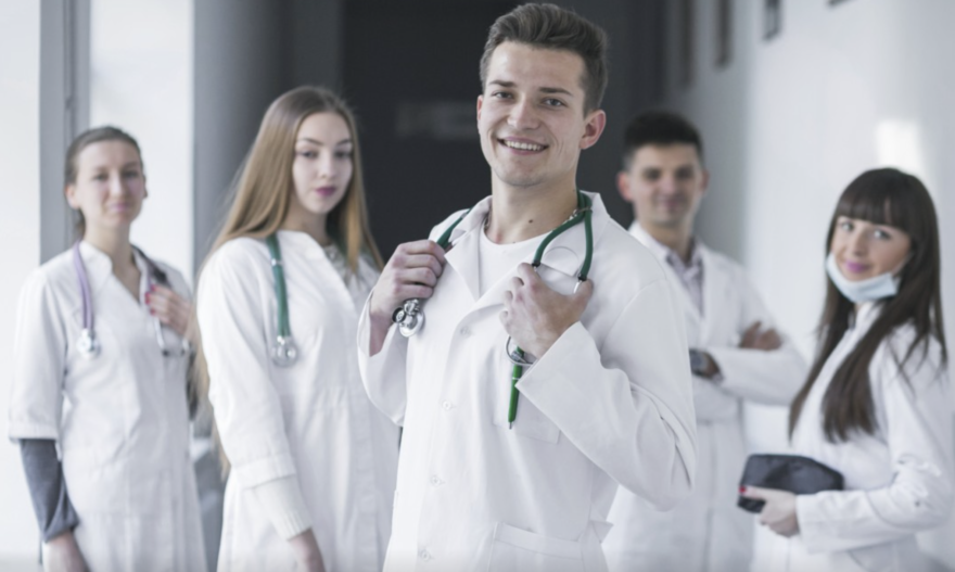 Emergenza Covid, 150 giovani medici bloccati per questione burocratiche, l’appello: “Vogliamo fare la nostra parte”