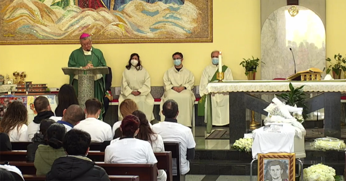 Casalnuovo, il Vescovo ai funerali di Simone: Chi è stato il più forte? Voi? No, è stato Simone!