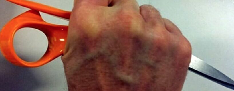 Armato di forbici pretende dai familiari i soldi per la droga. I Carabinieri intervengono e lo arrestano