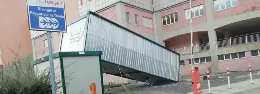 Sarno: raffiche di vento, danni alla tenda pre triage dell’Ospedale