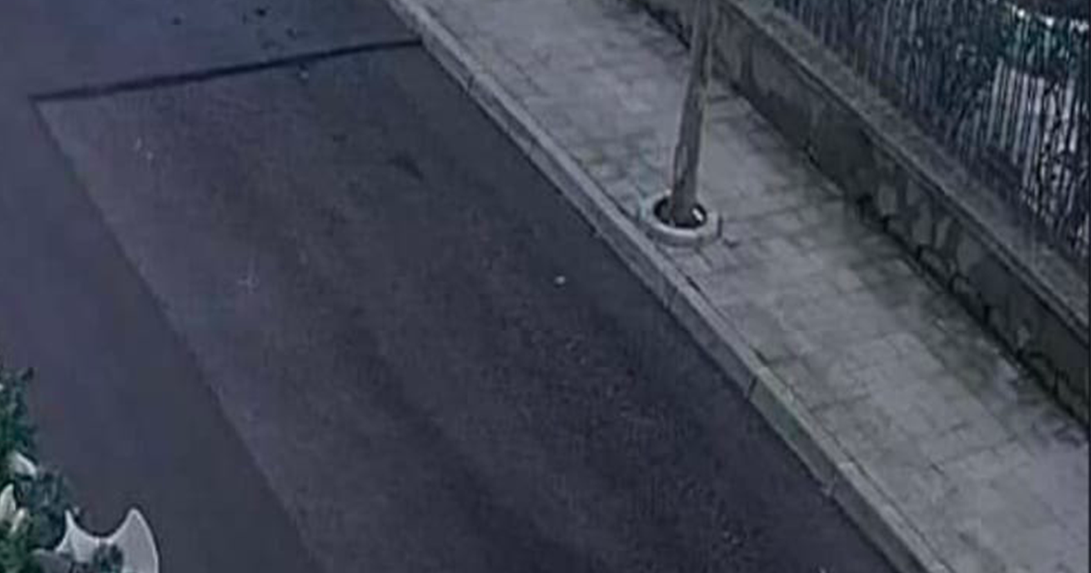 Acerra: Auto in divieto di sosta impedisce di asfaltare la strada