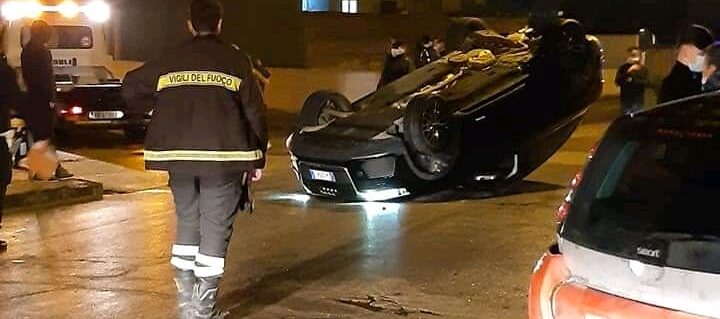 Afragola: Incidente nel giorno di Natale, suv capovolto
