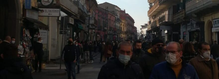 Frattamaggiore: Corso invaso da centinaia di persone, assembramenti e zero distanziamento