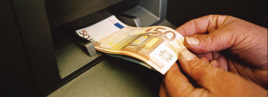 Napoli, Bancomat “sputa” 980 euro, lui raccoglie e consegna alla polizia