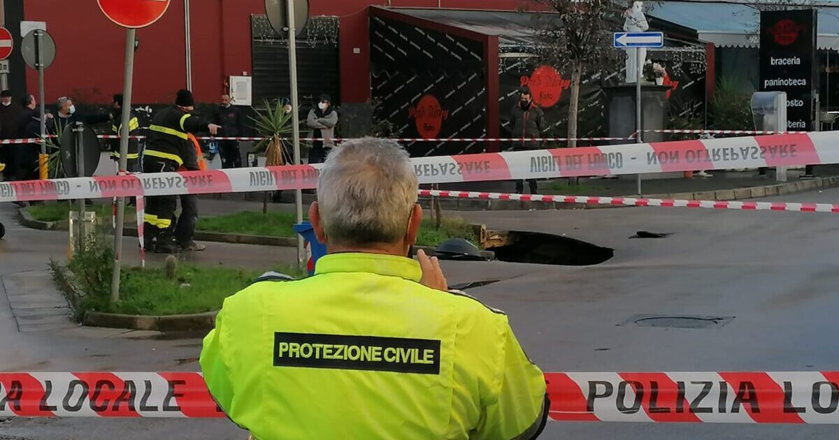 Casandrino: si apre profonda voragine, bloccata la circolazione