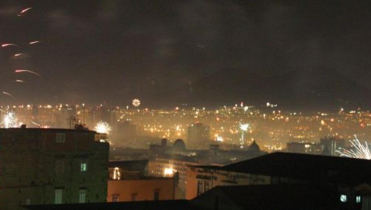 Fuochi d’artificio e botti a Napoli, polemica sui social