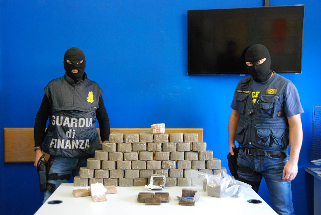 Arrestati due corrieri all’aeroporto di Capodichino, trasportavano oltre 11 chili di droga