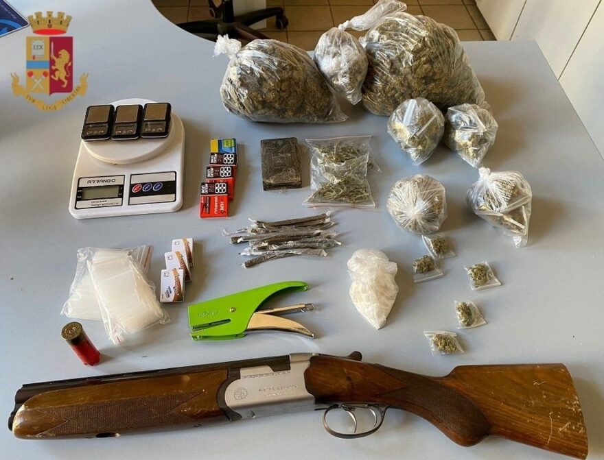 Secondigliano: Blitz della polizia nei sottarranei di un palazzo, trovate armi e droga