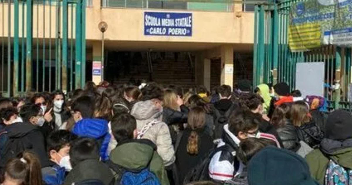 Assembramenti all’esterno delle scuole medie, interviene De Luca