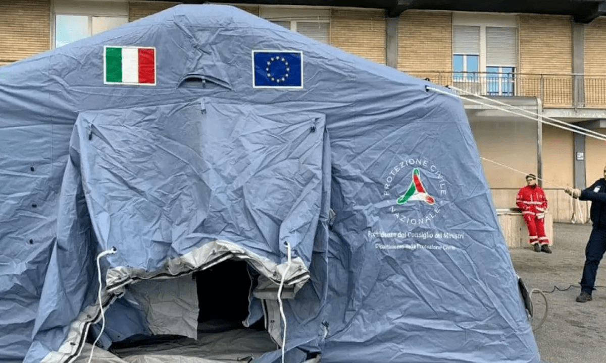 Cardarelli, degrado nel parcheggio: Tendone Covid abbandonato all’incuria