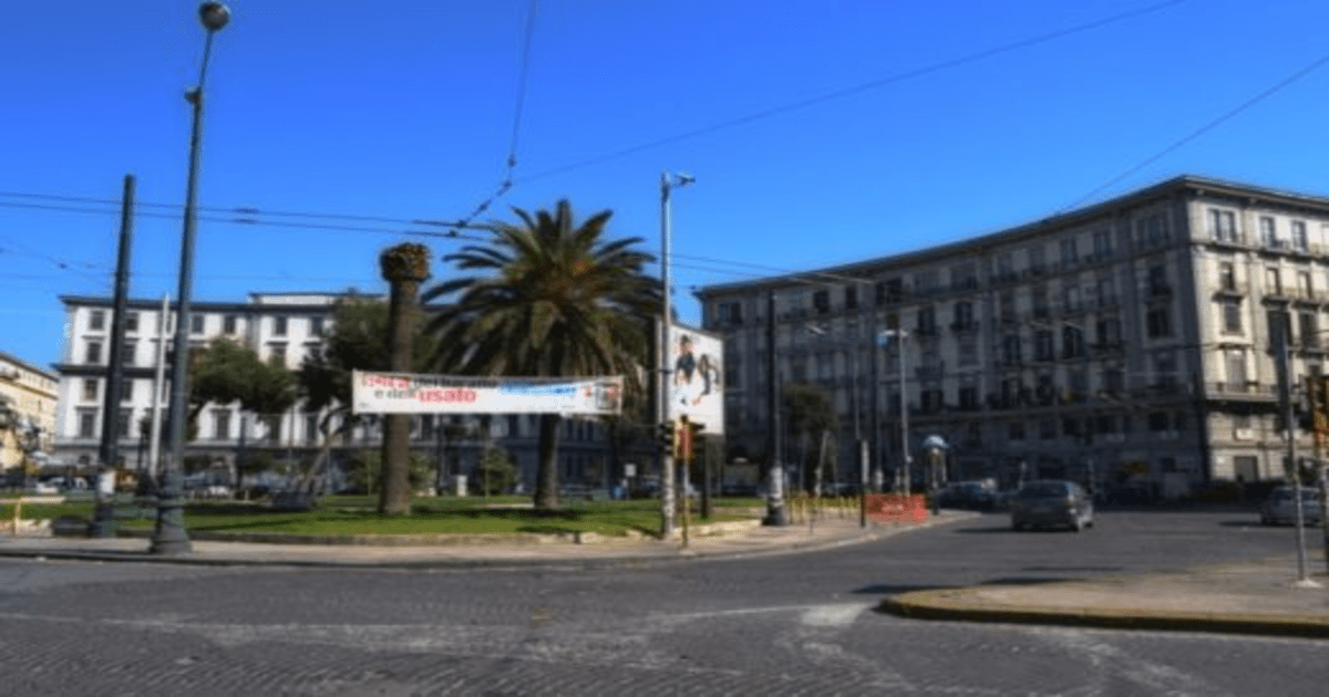 Napoli, Raid criminale in Piazza Carlo III: 19enne sparato alle gambe