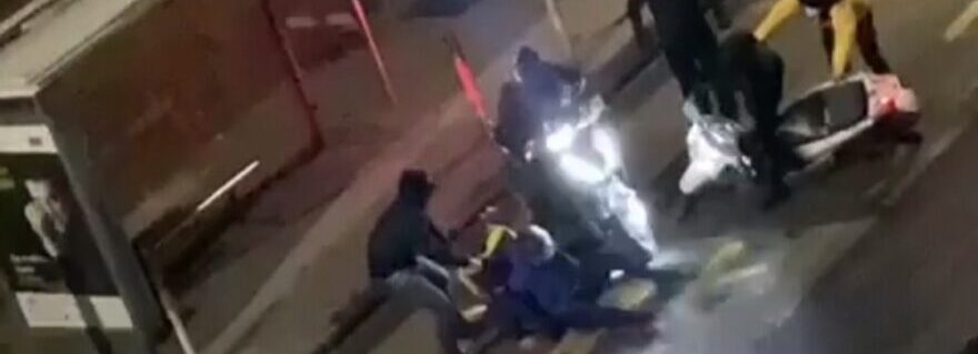 Vergogna a Napoli: Rider picchiato e derubato del motorino